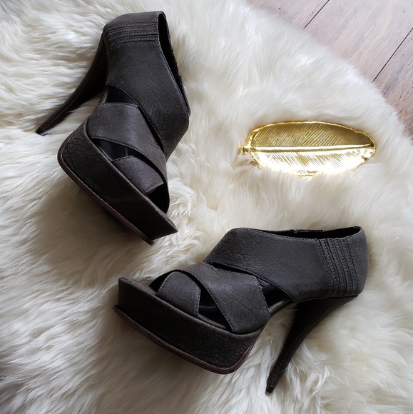 Elizabeth & James E-Milla Leather Platform Heels - Picture 4 of 8